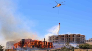 Orman Bölge Müdürlüğüne ait lojman küle döndü, çatısı yanan binaya ise müdahale sürüyor