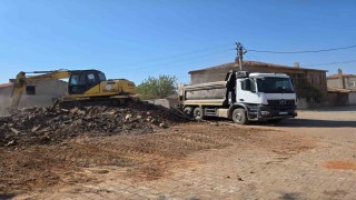 Orman yangınında hasar alan binaların enkazları bir bir kaldırılıyor