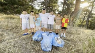 Orman yangınından etkilendiler, çöpleri toplayarak büyüklerine örnek oldular