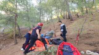 Ormanda ayağı kırılan vatandaşı itfaiye ekipleri kurtardı