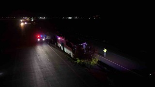 Orta refüje çıkan yolcu otobüsü ağaçları devirdi: 1 ölü, 13 yaralı