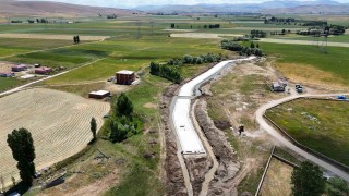 Oruçbeyli köyünde taşkın kontrol çalışmaları sürüyor