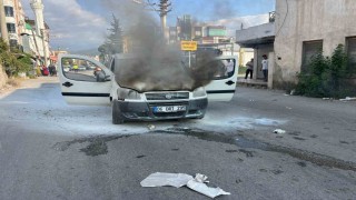 Osmaniyede hafif ticari araç alev alev yandı