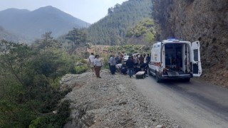 Osmaniyede kayalıklara çarpan otomobil yan yattı: 3 yaralı