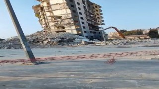 Osmaniyede orta hasarlı bina tek dokunuşta yıkıldı