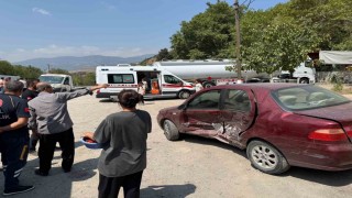 Osmaniyede otomobillerin çarpıştığı kazada 3 kişi yaralandı