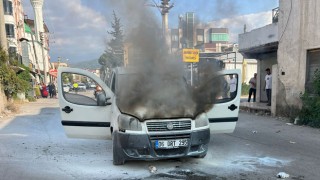 Osmaniye’de Seyir Halindeki Hafif Ticari Araç Alev Alev Yandı