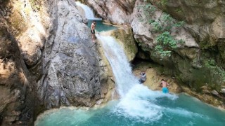Osmaniye’de Sıcak Hava Vatandaşları Sarısu Şelalesi’ne Yönlendirdi