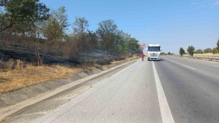 Otobanda fırlayan tır lastiği yangın çıkardı