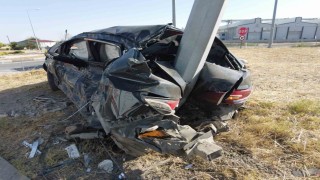 Otomobil direğe ok gibi saplandı: 3 yaralı