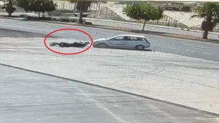 Otomobil ile çarpışan motosikletlinin metrelerce sürüklendiği kaza kamerada