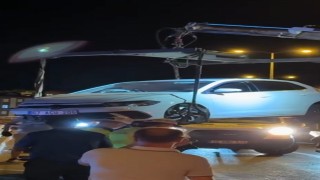 Otomobil köprü üzerinde bariyerlere çarptı: 1 yaralı