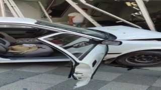 Otomobil kuaför dükkanına daldı: 1 yaralı