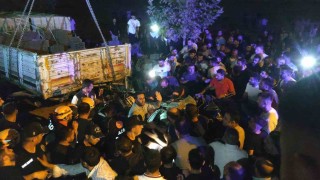 Otomobil park halindeki briket yüklü tıra çarptı: 2 ölü