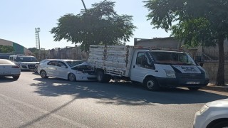 Otomobil park halindeki kamyonete çarptı: 1 yaralı