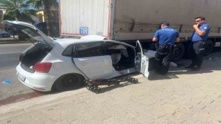 Otomobil, park halindeki tıra çarptı: 4 yaralı