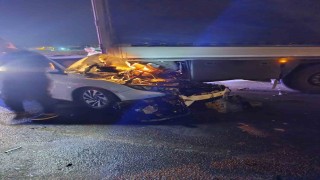 Otomobil, park halindeki tırın altına girdi: 3 ağır yaralı