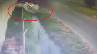 Otomobil sulama kanalına uçtu