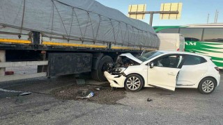 Otomobil tıra çarptı: 2 yaralı