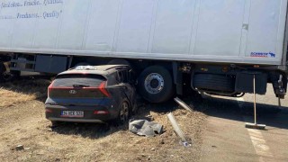 Otomobil, tırın altında metrelerce sürüklendi