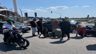 Otomobile çarpmamak için manevra yapan motosiklet devrildi: 1 yaralı