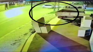 Otomobile ok gibi saplanan motosikletin sürücüsü metrelerce havaya uçtu