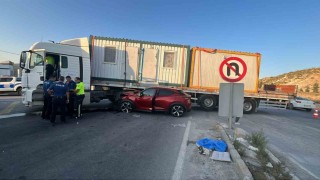 Otomobilin tırla çarpıştığı kazada 4 kişi yaralandı