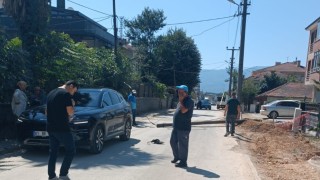 Otomobilin üzerine telefon direği devrildi