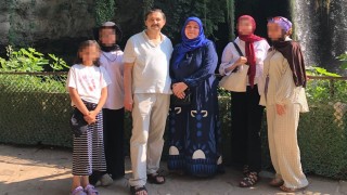 Otomobiliyle evine dönmek isteyen aileye dehşeti yaşattılar