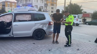 Otomobille çarpışan motosikletin sürücüsü ağır yaralandı