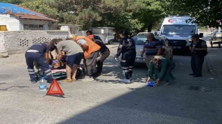 Otomobille çarpışan motosikletli kurye yaralandı