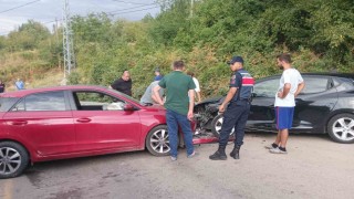 Otomobiller çarpıştı: 4 yaralı