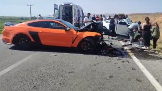 Otomobiller kafa kafaya çarpıştı: 3 yaralı