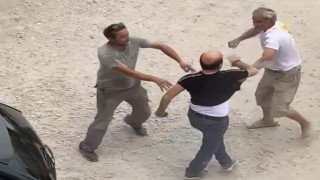 Otoparkta silahlı kavgada 2 kişi yaralandı: Olay anı kamerada