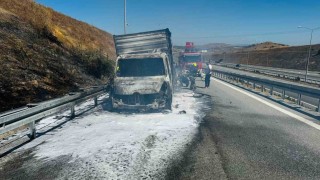 Otoyolda kamyonet alevlere teslim oldu