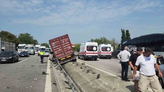 Otoyolda tırın yerinden söktüğü bariyer parçaları yola savruldu