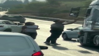 Otoyolda trafik terörü, yol kesip sürücüyle tartıştılar