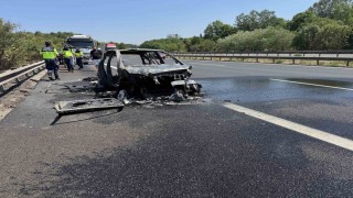 Otoyolda yabancı plakalı otomobil alev alev yandı, geriye demir yığınları kaldı