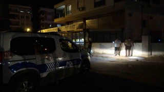 Oturduğu apartmanın girişinde silahlı saldırıya uğrayan şahıs yaralandı