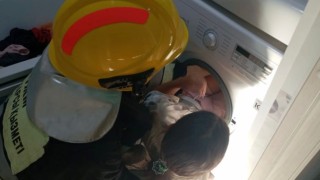 Oyun oynarken çamaşır makinesine sıkıştı