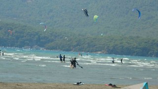 Oyuncu Denizden Akyakaya övgü: Uçurtma sörfü için mükemmel bir yer