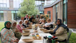 Özel bireyler ve anneleri hobi atölyelerinde el ele