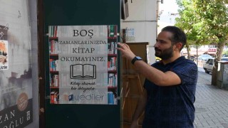 (ÖZEL) Dükkan önüne astıkları afiş vatandaşlara okuma alışkanlığı kazandırıyor