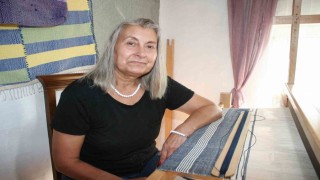 (ÖZEL) Eski giysilerin iplerinden harika eşyalar dokuyor