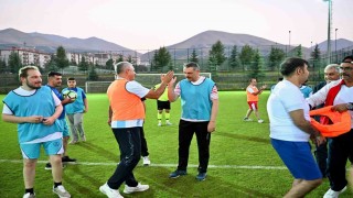 Özel gereksinimli bireyler protokol ile yeşil sahada buluştu