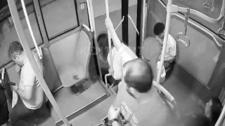 Özel halk otobüsü şoförü, epilepsi nöbeti geçiren yolcuyu hastaneye ulaştırdı