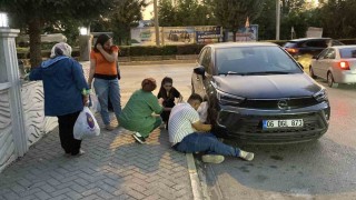 (ÖZEL) Otomobilin kaputunda mahsur kalan kediyi kurtarmak için mahalleli seferber oldu