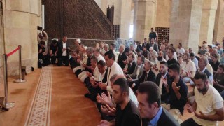 Özgür Özel Divriği Ulu Camiide Cuma Namazı kıldı