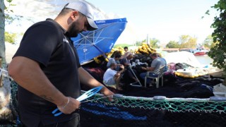 Palamuttan ümidini kesen balıkçılar, ağlarını hamsi için onardı