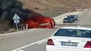 Park halindeki araç alev topuna döndü